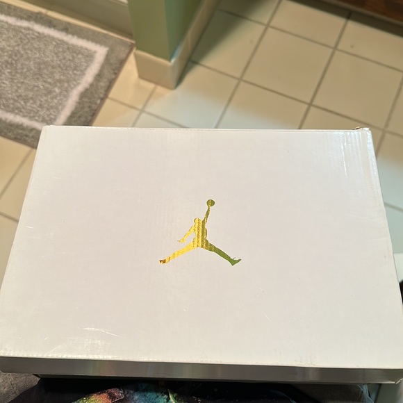 Women’s air Jordan 11 retro low. Pink and sparkly. Size 7. - Picture 6 of 7